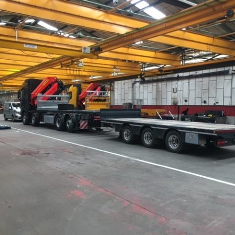 Crane with extending flatbed full length